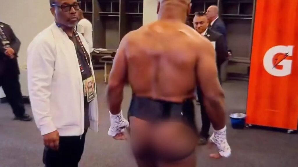 netflix done messed streaming mike 93747137 - Mike Tyson vs. Jake Paul Fight a Glitchy Mess on Netflix—Except for Tyson’s Glorious, Unintended Rear in Perfect 4K